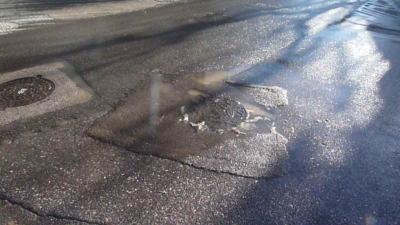 Tombino "vomita" liquami in via Legittimo a Piano di Sorrento