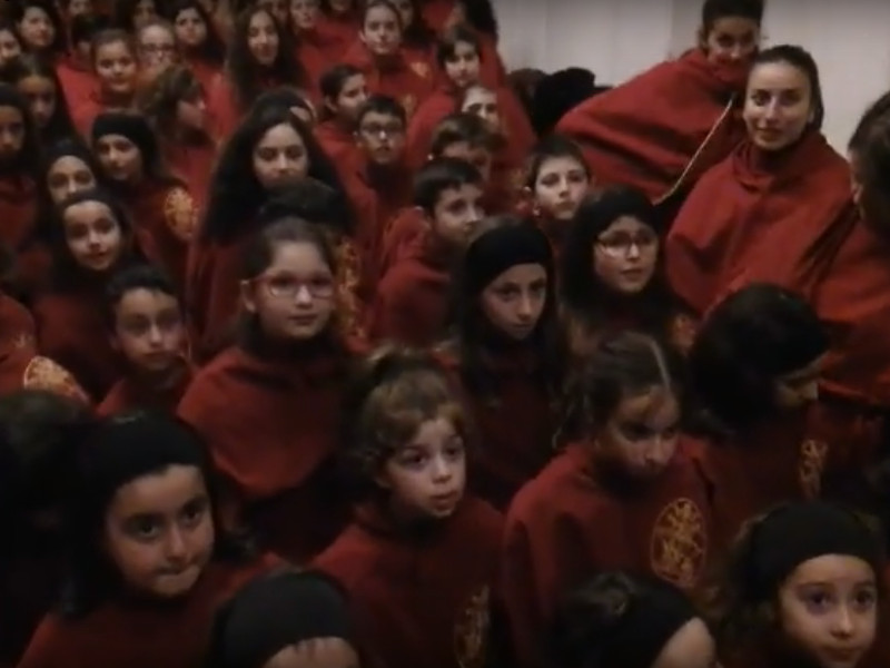 L’uscita delle processioni – 1/ Il dietro le quinte della “rossa” di Trinità con il coro dei bambini